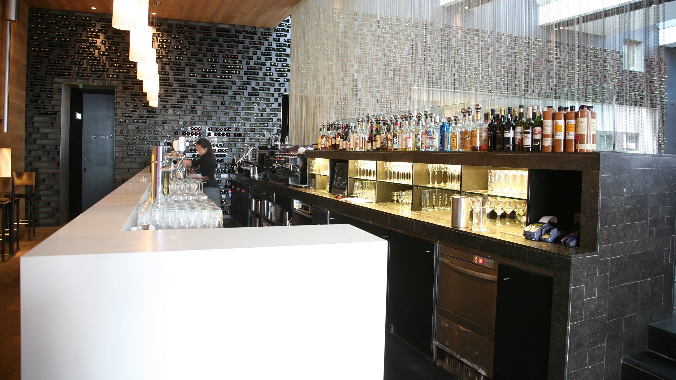Harkema restaurant composiet Barblad van composiet door A&D Interieurbouw