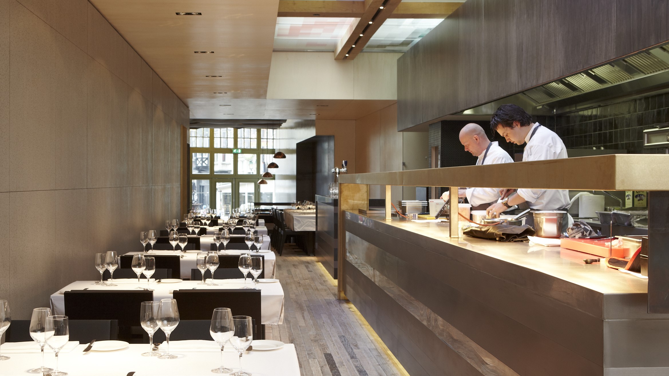 Restaurant Anna staal Staal in een maatwerk meubel door A&D Interieurbouw