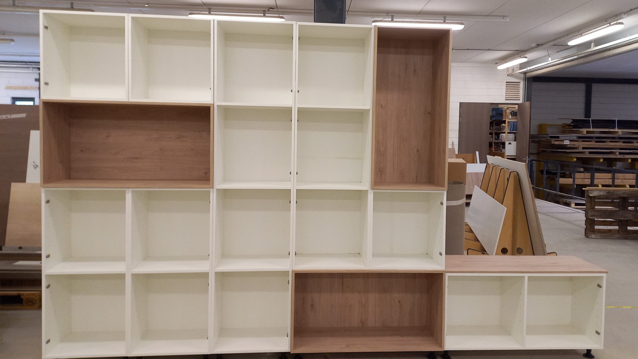 Kast Woonkamer in opbouw dichtbij Maatwerk kast in opbouw door A&D Interieurbouw